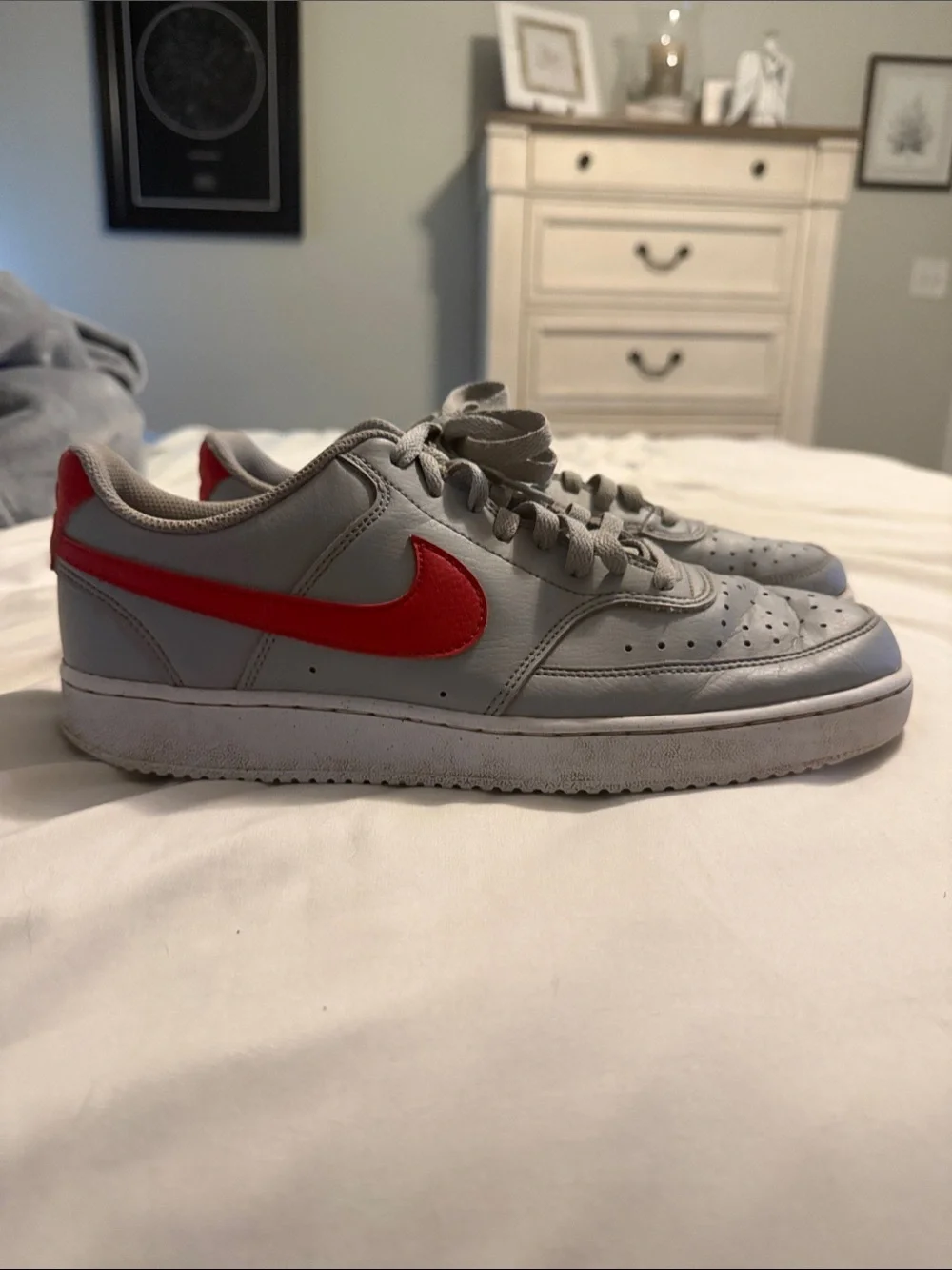 Nike Men's Light Gray Sneakers with Red Swoosh